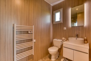 Shower, free toiletries, hair dryer, towels - Holiday Home 'Greenkub' with Shared Pool, Wi-Fi and Air Conditioning (Générac)