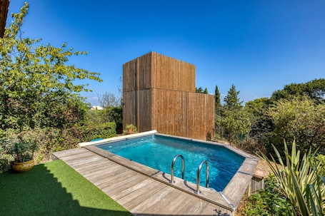 Pool. Holiday Home 'Greenkub' with Shared Pool, Wi-Fi and Air Conditioning