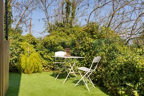Outdoor dining - Holiday Home 'Greenkub' with Shared Pool, Wi-Fi and Air Conditioning (Générac)