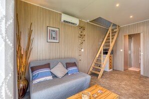 Living area - Holiday Home 'Greenkub' with Shared Pool, Wi-Fi and Air Conditioning (Générac)