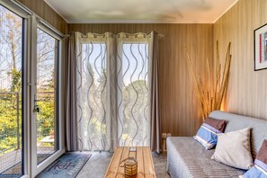 Living area - Holiday Home 'Greenkub' with Shared Pool, Wi-Fi and Air Conditioning (Générac)