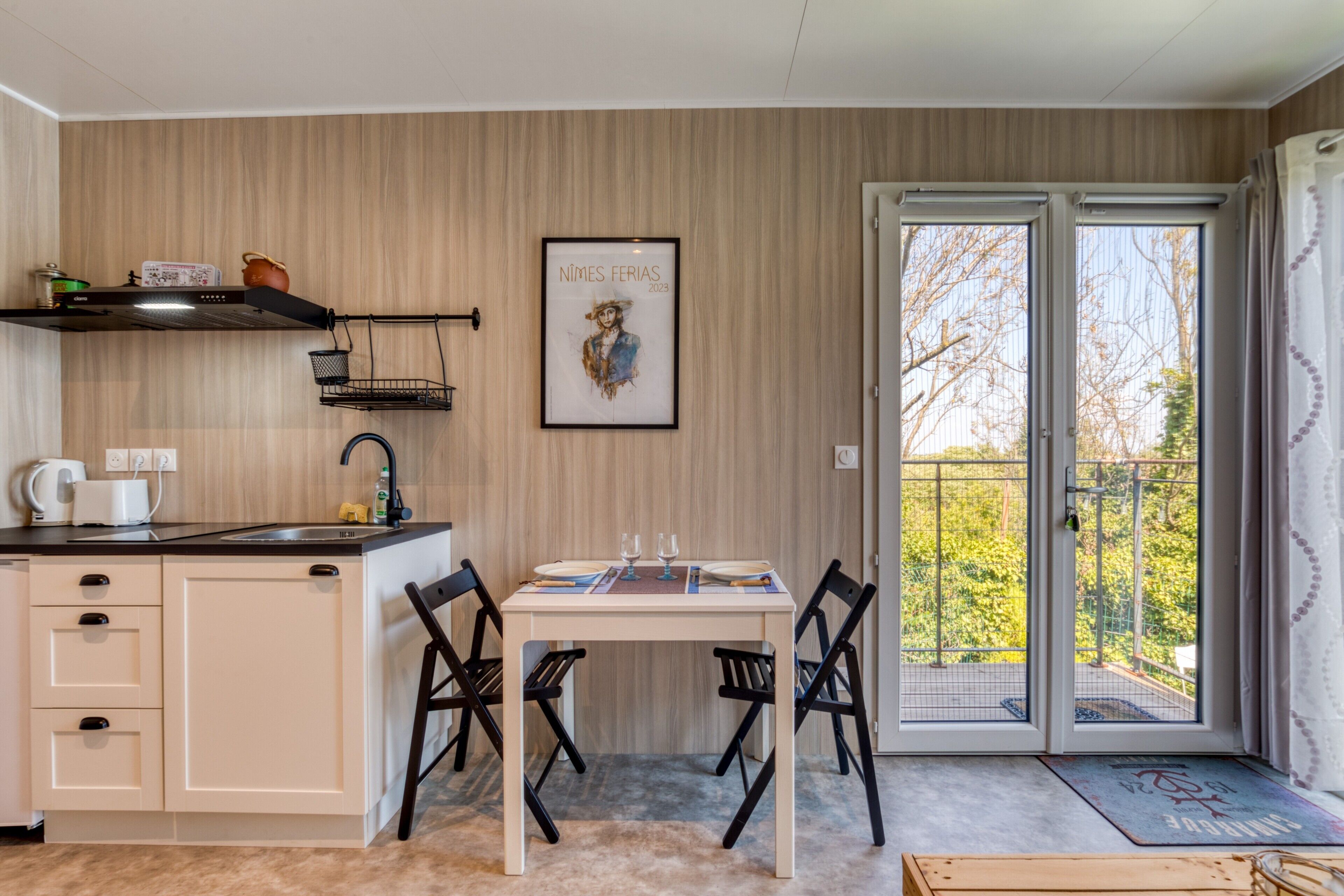 冷蔵庫、電子レンジ、オーブン、コンロ