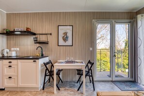 Fridge, microwave, oven, stovetop - Holiday Home 'Greenkub' with Shared Pool, Wi-Fi and Air Conditioning (Générac)