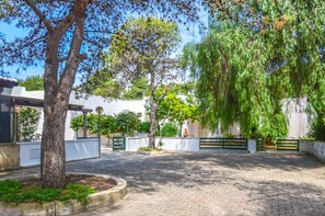 Property grounds - Holiday Home 'Villetta Pinetata 452' with Private Terrace and Air Conditioning (UGENTO)