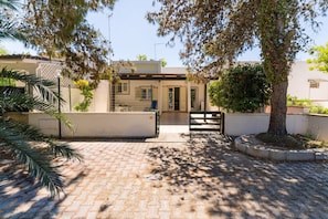 Exterior - Holiday Home 'Villetta Pinetata 452' with Private Terrace and Air Conditioning (UGENTO)