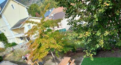 Apartamento 'Appartement Pyrénées-Ariégeoises' con vistas a la montaña, jardín compartido y Wi-Fi