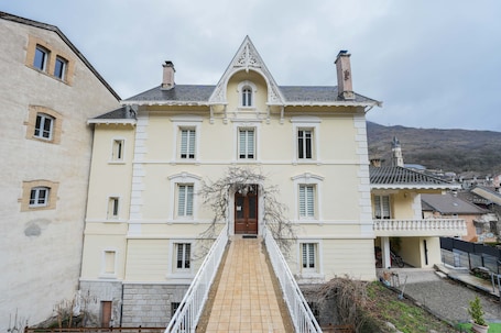 Exterior. Apartment 'Pyrénées-Ariégeoises' with Mountain View, Shared Garden and Wi-Fi