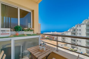 Property grounds - Vacation Apartment 'Apto Sol Paraiso Sunset View' with Shared Pool, Private Terrace and Wi-Fi (Adeje)