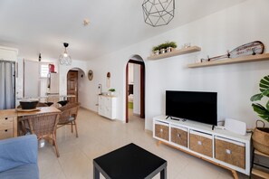 TV - Vacation Apartment 'Apto Sol Paraiso Sunset View' with Shared Pool, Private Terrace and Wi-Fi (Adeje)