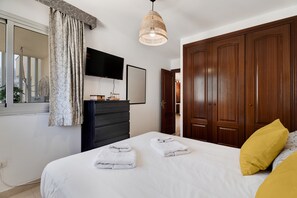2 bedrooms, iron/ironing board, free WiFi, bed sheets - Vacation Apartment 'Apto Sol Paraiso Sunset View' with Shared Pool, Private Terrace and Wi-Fi (Adeje)