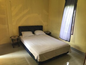 Eenvoudige tweepersoonskamer, 1 tweepersoonsbed, uitzicht op zwembad | Lakens van Egyptisch katoen, luxe beddengoed, individueel gedecoreerd