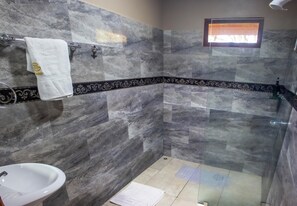 Traditional Suite | Bathroom | Shower, rainfall showerhead, hair dryer, towels - Almore Hotel (Monteverde)