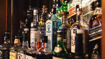 Variedad de botellas de licor en una estantería.
