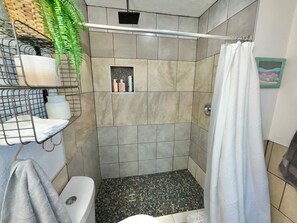 Dusche, Haartrockner, Handtücher, Seife