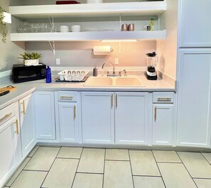 Een koelkast, een microgolfoven, een oven, een kookplaat