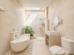 Serenity Two Bedroom Villa | Banheiro | Banheira e chuveiro separados, produtos de toalete grátis