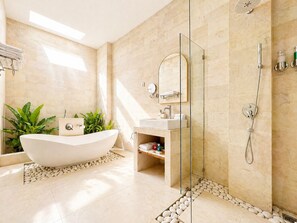 One Bedroom Villa | Baño | Tina y regadera independientes y amenidades de baño gratuitas 