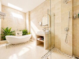 One Bedroom Villa | Baño | Bañera y ducha independientes y artículos de higiene personal gratuitos