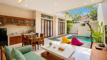 Oasis Two bedroom Villa | Ruang tamu | TV Pintar