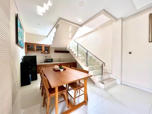 Sanctuary Two Bedroom Villa | Cocina privada | Frigorífico, microondas, placa de cocina y utensilios de cocina