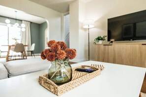 3 bedrooms, desk, iron/ironing board, travel crib - Lux 3 BR mins to Mayo & Dwtwn I Charming Haven (Rochester)