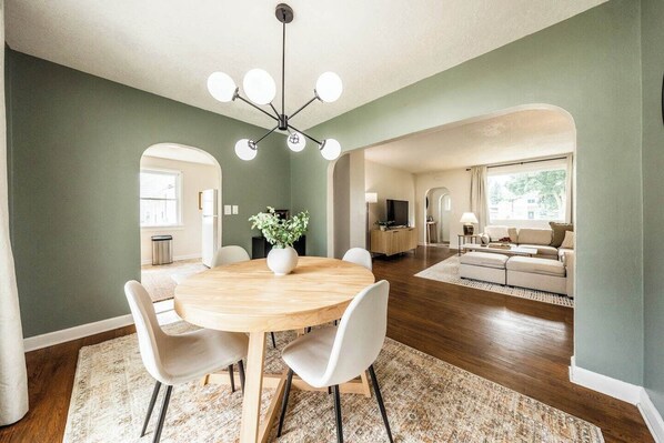 Interior - Lux 3 BR mins to Mayo & Dwtwn I Charming Haven (Rochester)