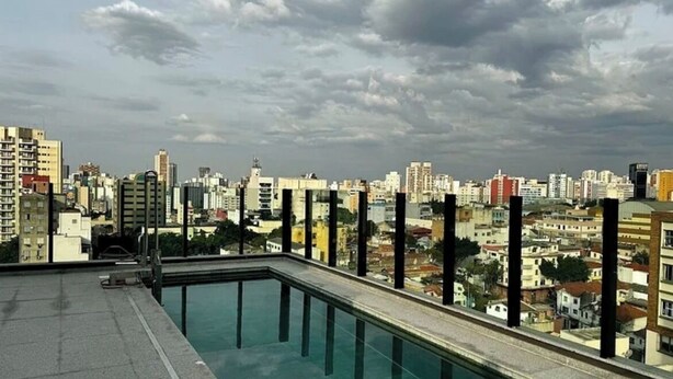 Una piscina en la azotea con vista a la ciudad.
