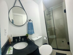 Toalhas de banho, sabonete, shampoo, papel higiênico