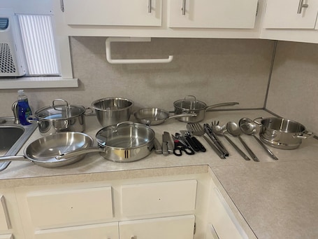 Fridge, microwave, oven, stovetop. Affordable stay near EWR airport, Met Life, and American Dream Mall. Book today!
