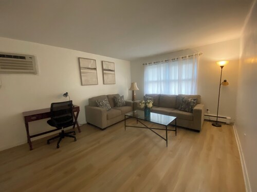 Affordable stay near EWR airport, Met Life, and American Dream Mall. Book today!