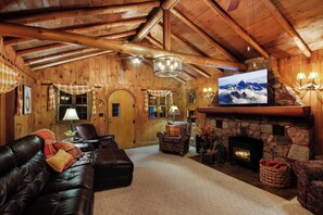 Smart TV, chimenea, futbolito y tenis de mesa