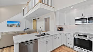 ثلاجة، ميكروويف، فرن، موقد طهي مسطح