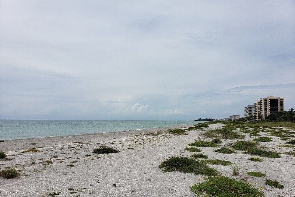 Spacious Charming 2-bedroom Condo in Venice with Private Beach Access