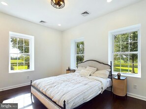 4 bedrooms, WiFi, bed sheets