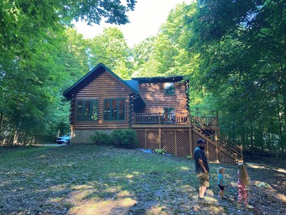 4-bedroom cabin in peaceful Apple Valley with AC, WiFi. Enjoy nature retreat. 