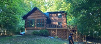 4-bedroom cabin in peaceful Apple Valley with AC, WiFi. Enjoy nature retreat.