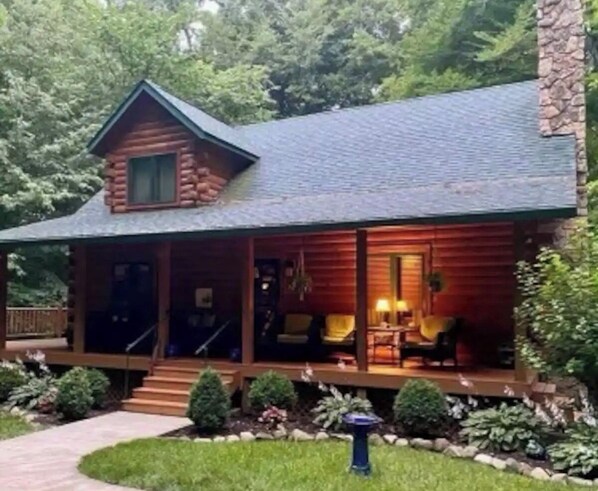 Exterior - 4-bedroom cabin in peaceful Apple Valley with AC, WiFi. Enjoy nature retreat. (Howard)