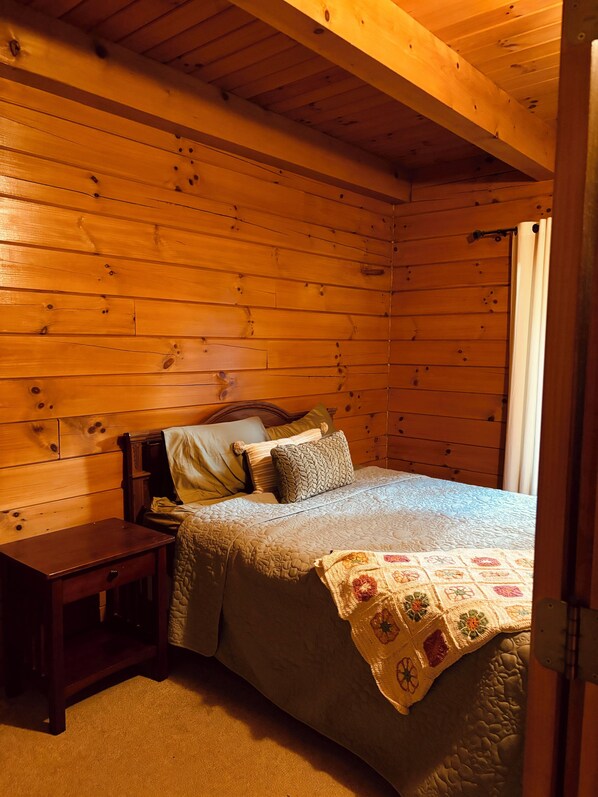 4 bedrooms, desk, travel cot, WiFi