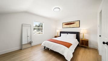 2 bedrooms, desk, iron/ironing board, WiFi