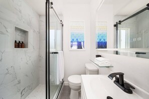 Haartrockner, Handtücher, Seife, Shampoo