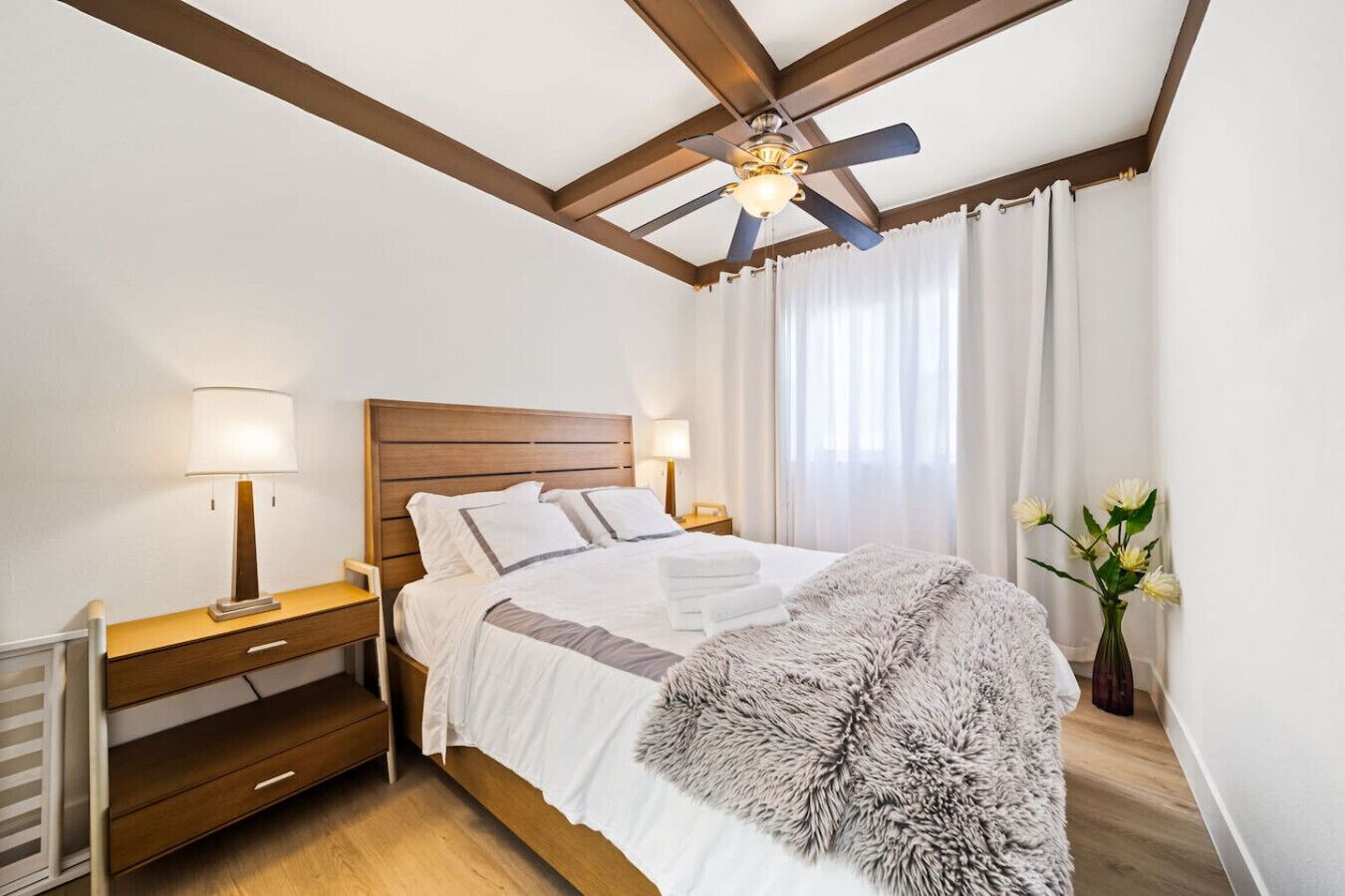 Bureau, fer et planche à repasser, Wi-Fi, draps fournis