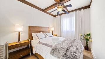 Skrivbord, strykjärn/strykbräda, wi-fi och sängkläder