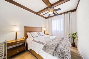 Escritorio, tabla de planchar con plancha, wifi y ropa de cama 