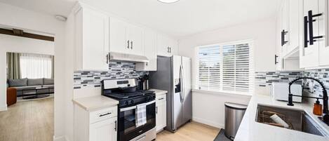 Refrigerador, microondas, horno y parrilla de estufa