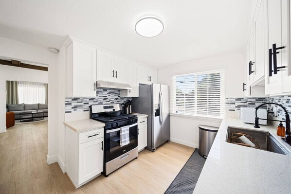 Réfrigérateur, four à micro-ondes, un four, surface de cuisson