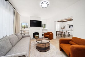 Smart TV - Stylish Two Bedroom home for your stay! (Alhambra)