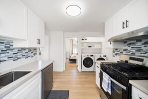 Réfrigérateur, four à micro-ondes, un four, surface de cuisson