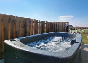 Bañera de hidromasaje al aire libre