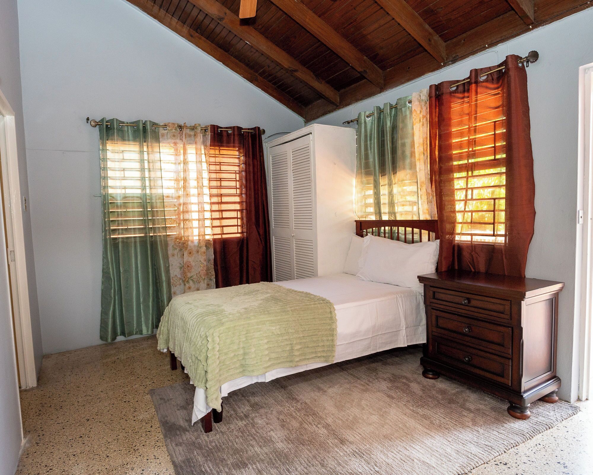 3 chambres, fer et planche à repasser, Wi-Fi, draps fournis