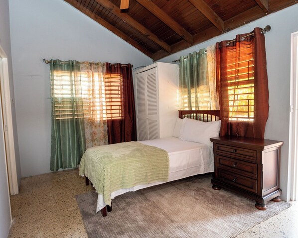 3 dormitoris, planxa i posts de planxar, wifi i roba de llit